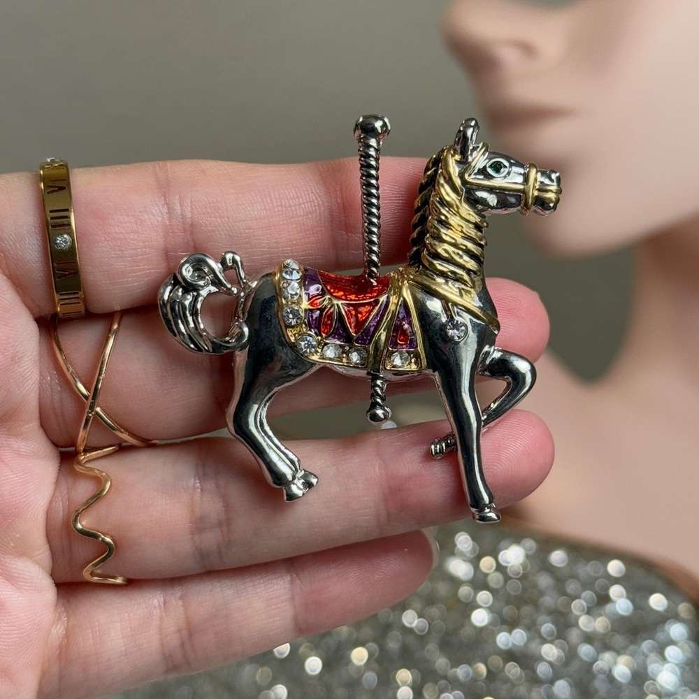 ⚜️ Silver and Gold Carousel Horse Brooch 🎠 💕 - Picture 3 of 4